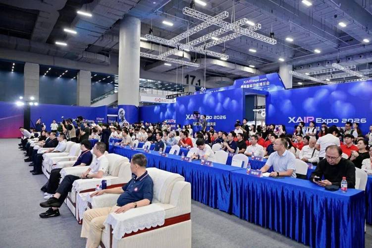 云图智行s100无人清扫机器人中博会全球首发